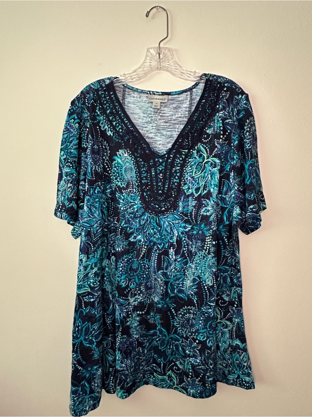 Catherines Boho style 1X short sleeve top with princess lines both front & back.